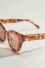 Load image into Gallery viewer, Barton Cat Eye Sunglasses

